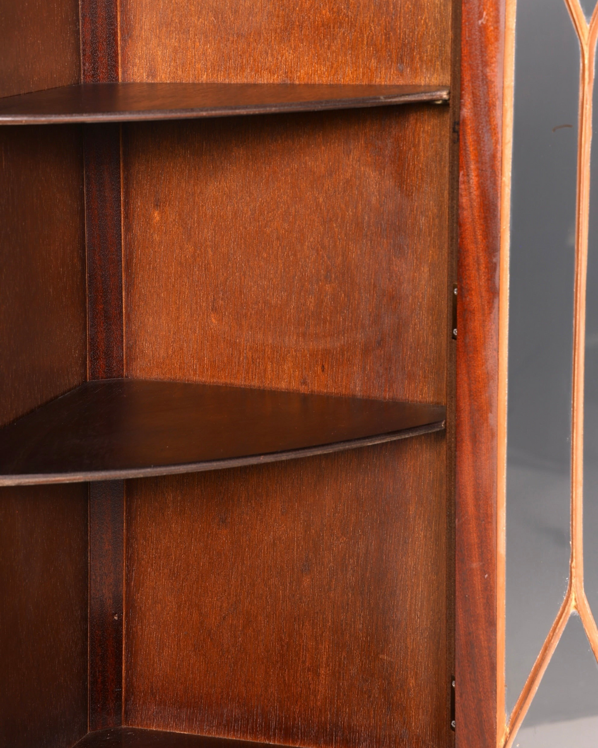 Hauptstadt Möblerei englische Eckvitrine aus Mahagoni mit Holzregalen und Glasfront im Vintage-Stil