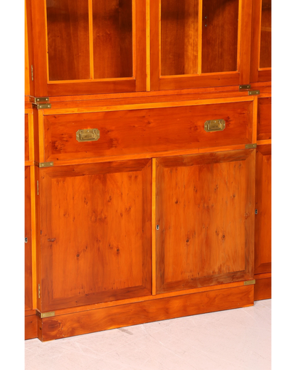 Hauptstadt Möblerei englischer Vitrinenschrank aus Echtholz mit Messingbeschlägen im maritimen Vintage-Stil