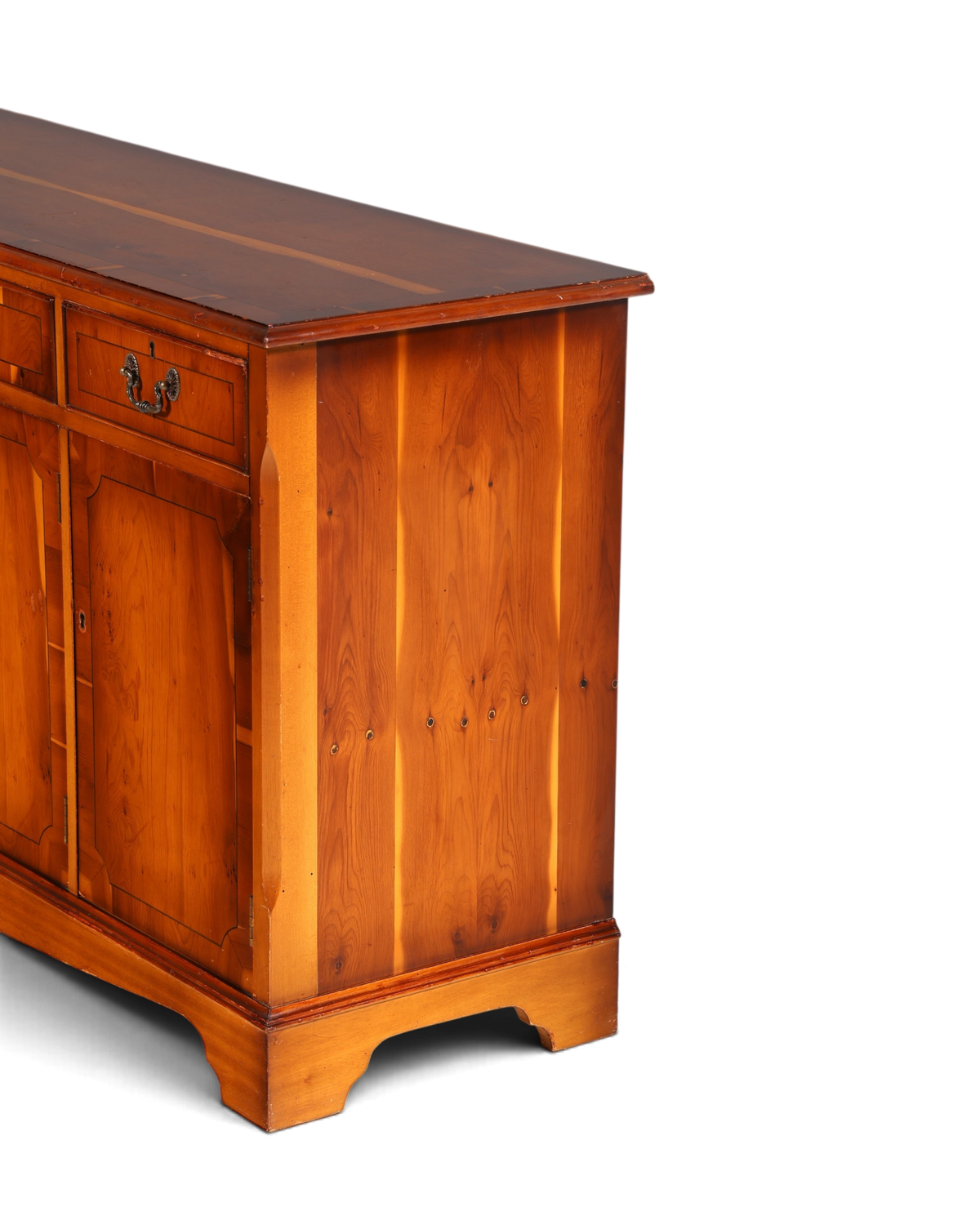 Hauptstadt Möblerei İngiliz tarzı masif porsuk ağacı sideboard, dekoratif pirinç kulplu ve zarif ahşap dokulu komodin.