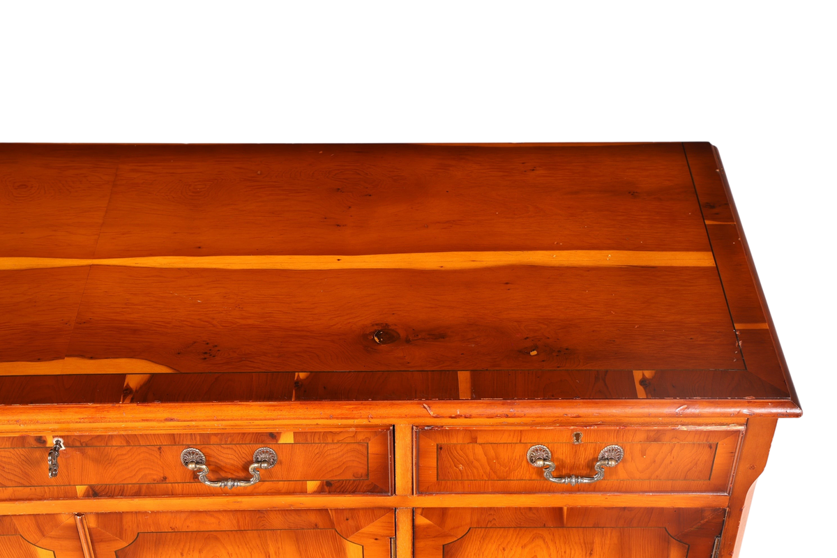 Hauptstadt Möblerei İngiliz tarzı ebe ağacı sideboard, dekoratif pirinç kulplu ve belirgin ahşap damarlı vintage komodin.