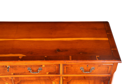 Hauptstadt Möblerei İngiliz tarzı ebe ağacı sideboard, dekoratif pirinç kulplu ve belirgin ahşap damarlı vintage komodin.