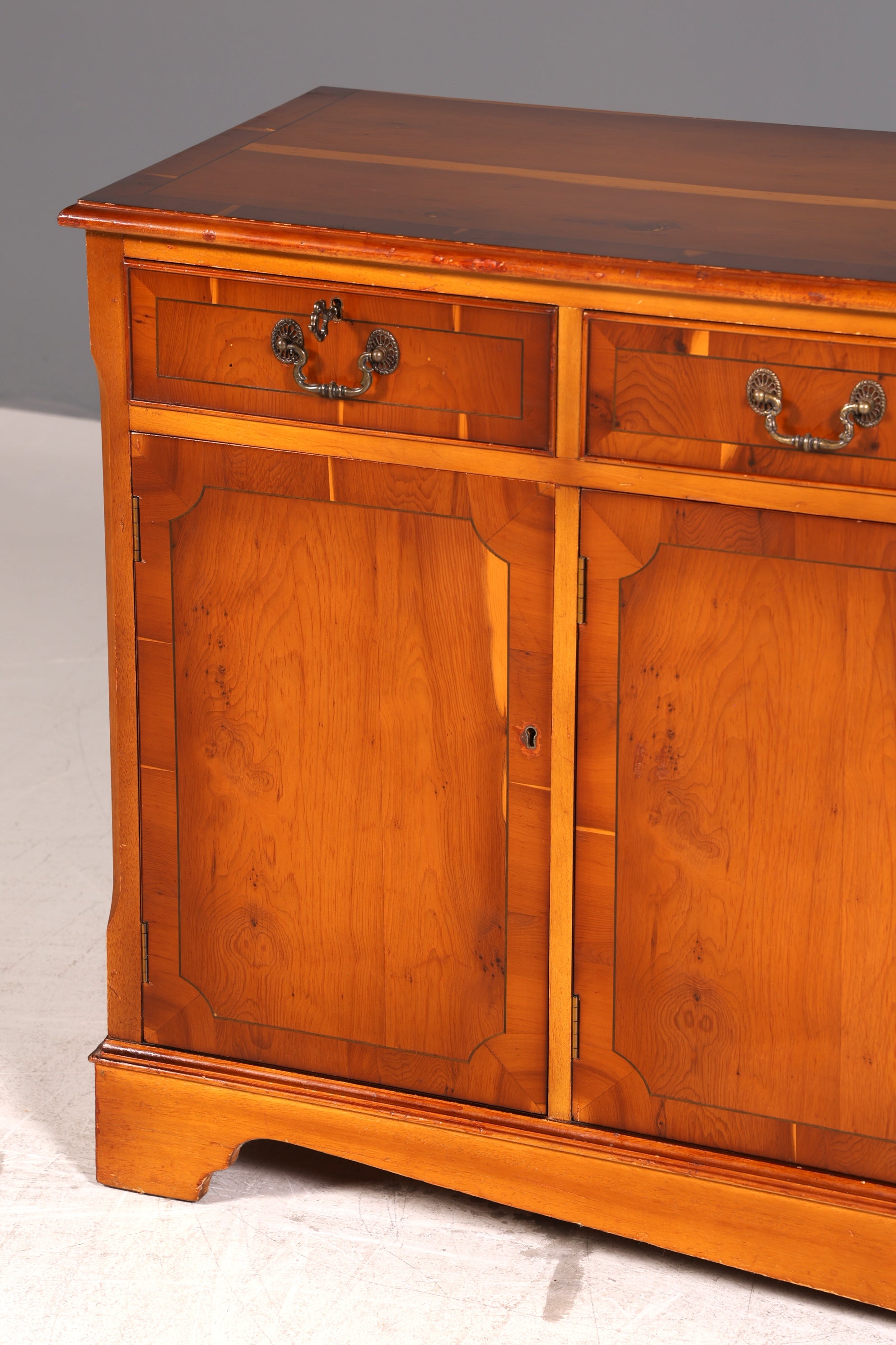 Wunderschönes Englisches Sideboard Eibe 60er Echt Holz Schrank Buffetschrank Kommode Anrichte Vintage