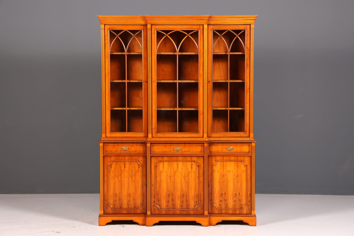 Beeindruckender Englischer Bücherschrank Eibe Vitrine Bibliothek Bücherregal Glasvitrine Buffet Vintage