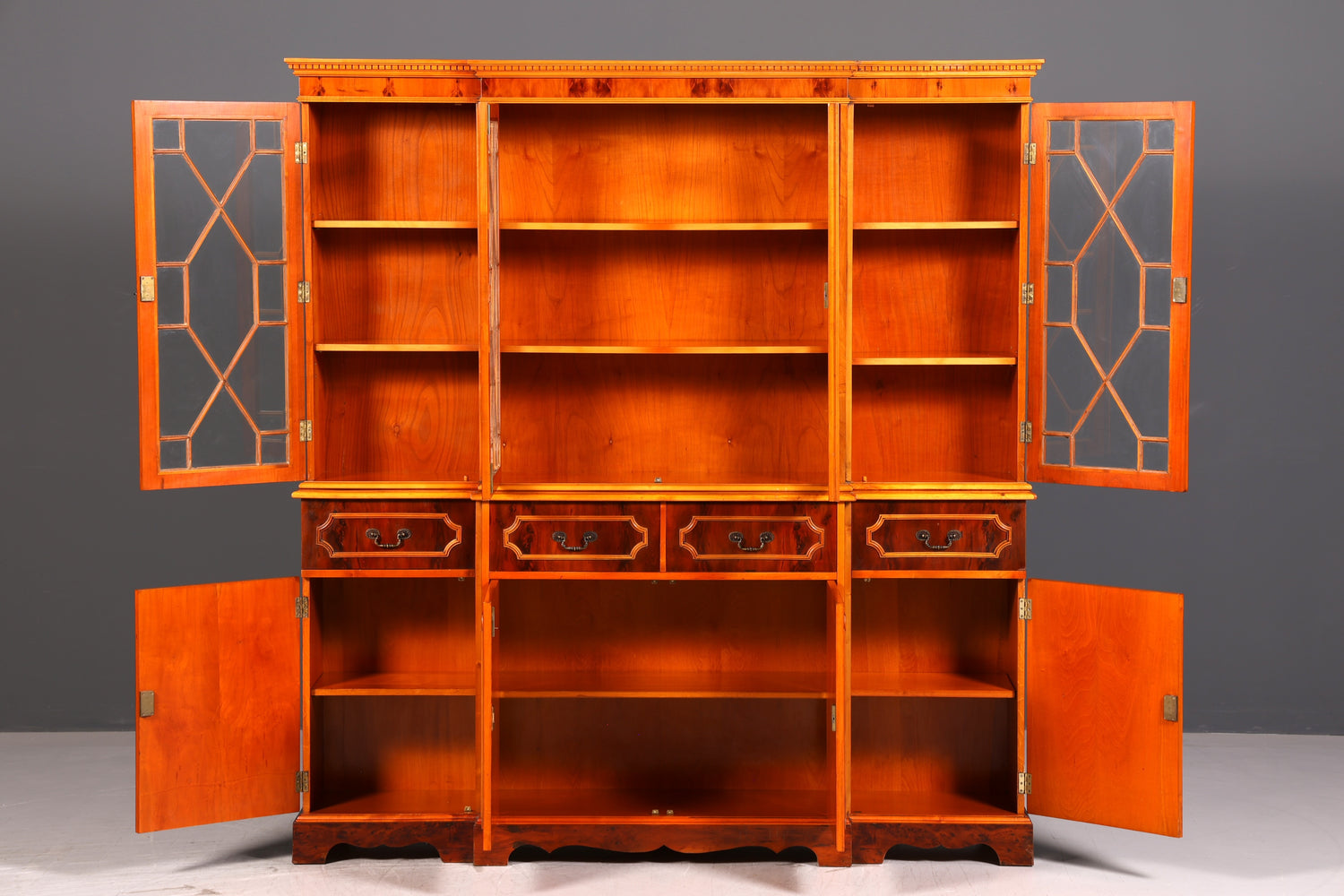 Beeindruckender Englischer Bücherschrank Eibe Vitrine Bibliothek Bücherregal Glasvitrine Buffet Chippendale Vintage