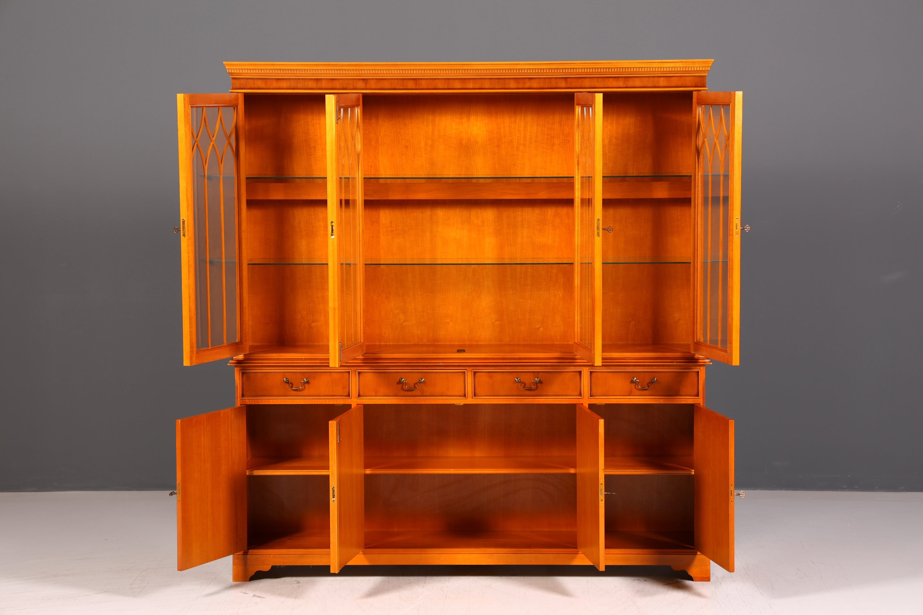 Englische Vitrine Eibe – Bild 6