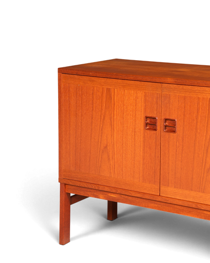 Hauptstadt Möblerei Mid Century Kommode aus Holz mit schöner Maserung und zwei Türen im 60er Jahre Retro Design