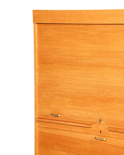 Hauptstadt Möblerei Rollladenschrank aus massivem hellem Holz im Bauhaus Stil mit Rollladenverschluss und Schloss