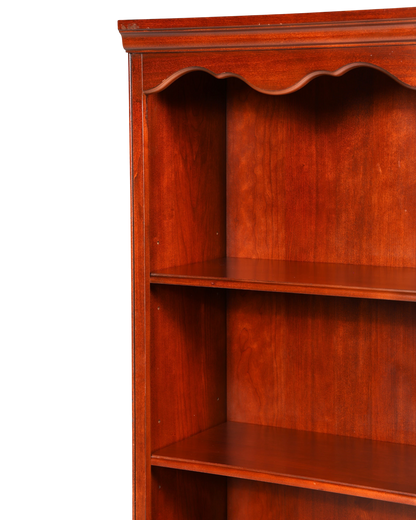 Hauptstadt Möblerei Drexel Heritage Bücherregal aus massivem Holz mit geschwungenem Zierbogen im klassischen Stil