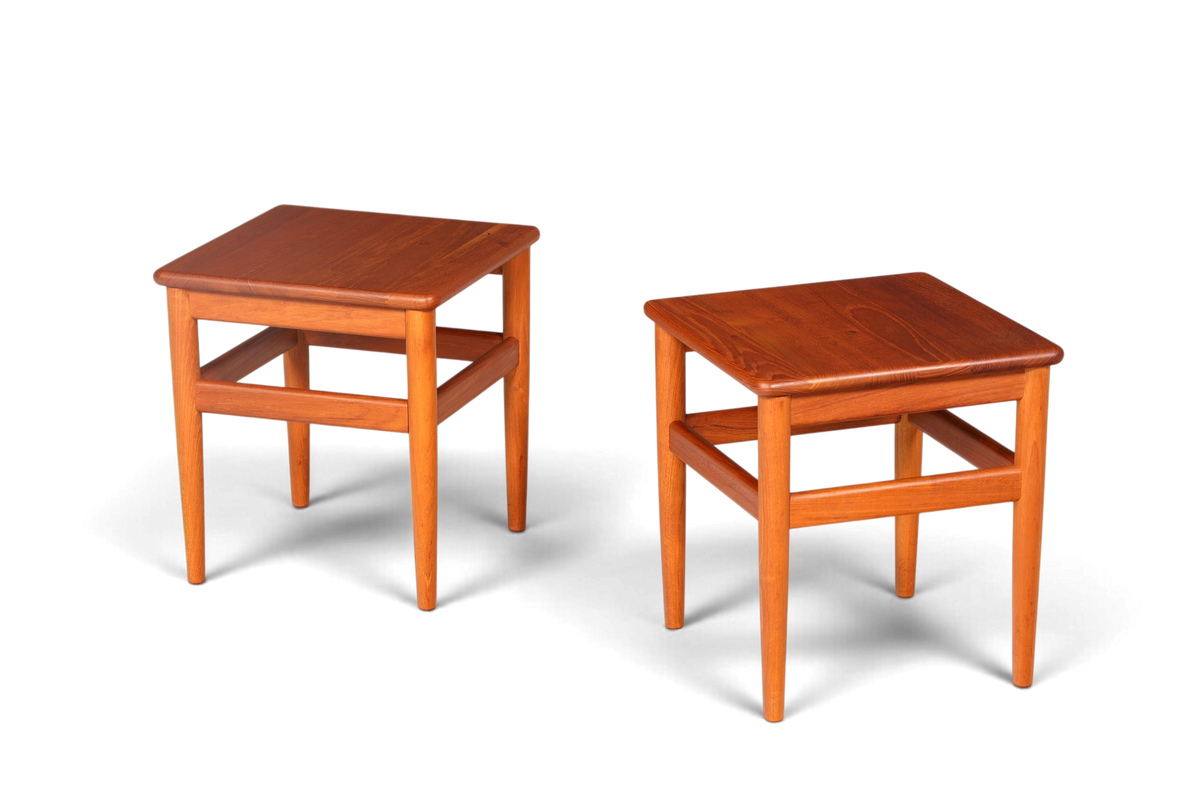 Zwei quadratische Hauptstadt Möblerei Mid-Century Beistelltische aus massivem Teakholz im dänischen Design