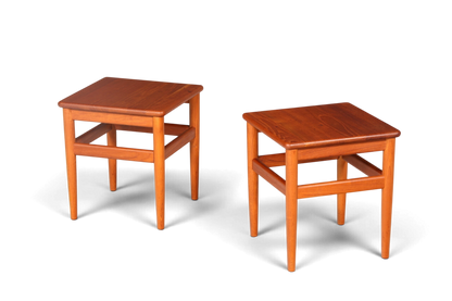 Zwei quadratische Hauptstadt Möblerei Mid-Century Beistelltische aus massivem Teakholz im dänischen Design