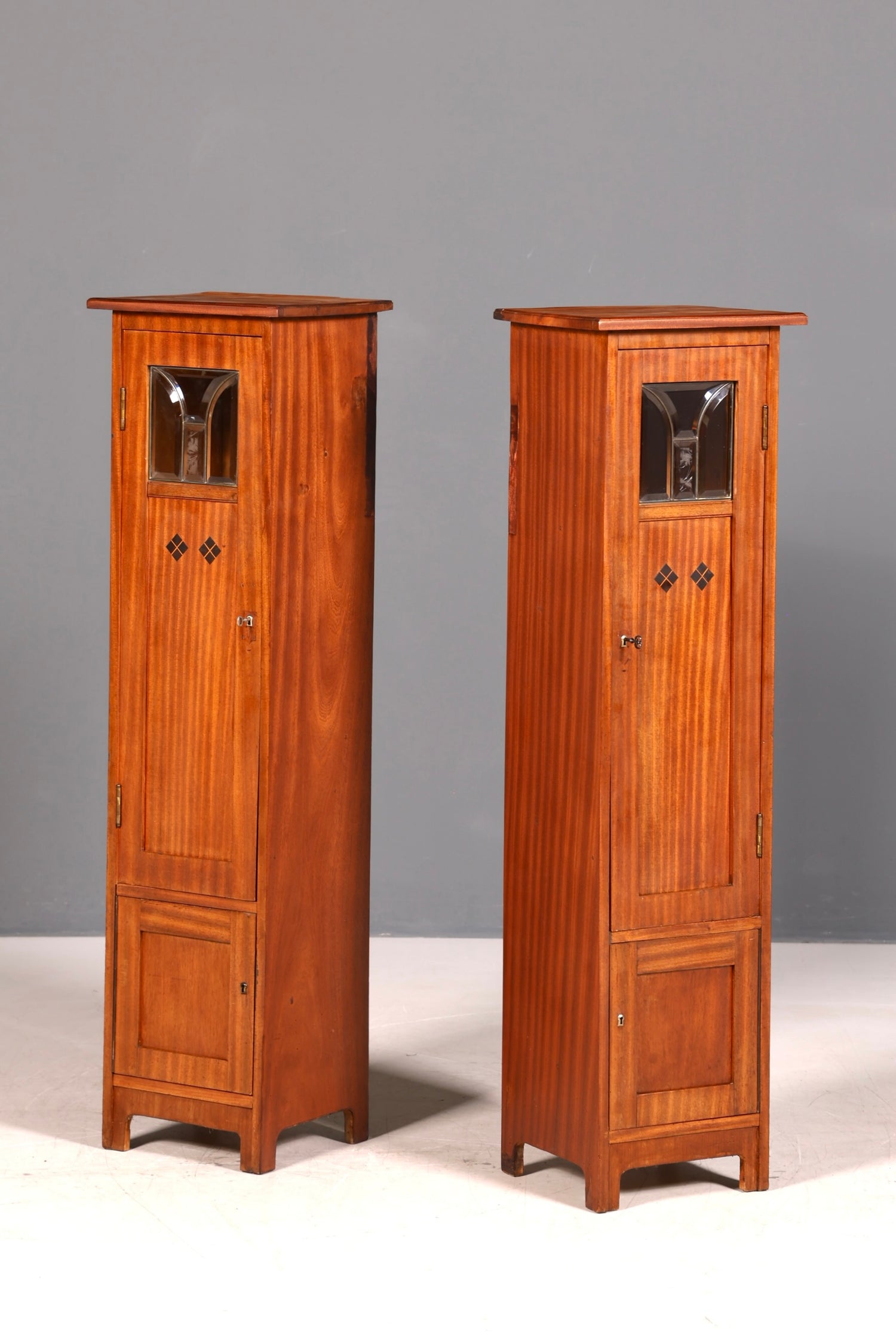 Stilvolle Jugendstil Vitrine Antiker Bücherschrank Eiche Glasvitrine Geschirrschrank Holzschrank