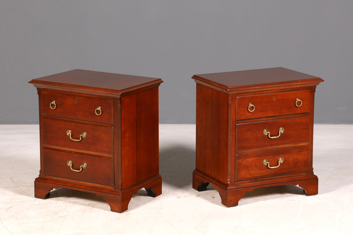 Elegant Drexel Heritage dresser in antique style, bedside table, USA chest of drawers 2 of 2