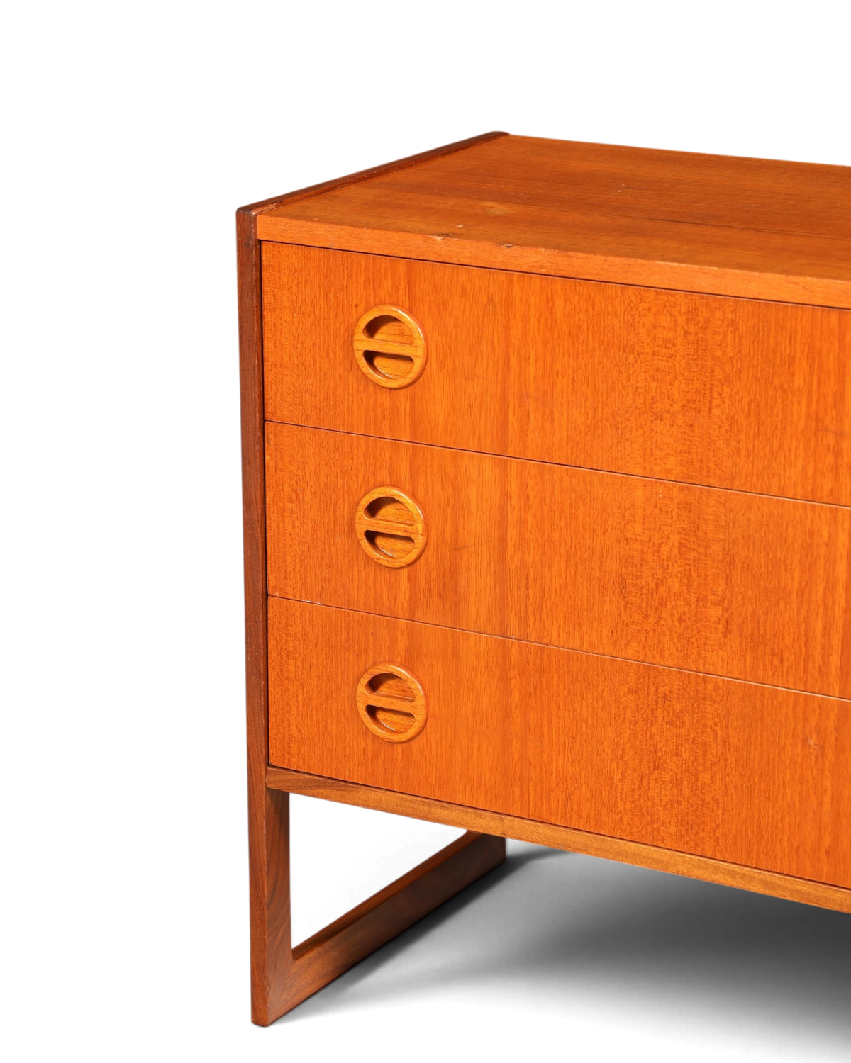 Hauptstadt Möblerei Mid Century Kommode aus Teakholz mit drei Schubladen und markanten runden Griffen im Danish Design