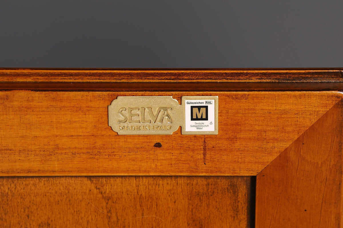 Hauptstadt Möblerei Selva Villa Borghese Sideboard aus Massivholz mit goldenem Markenlogo und RAL-Gütesiegel