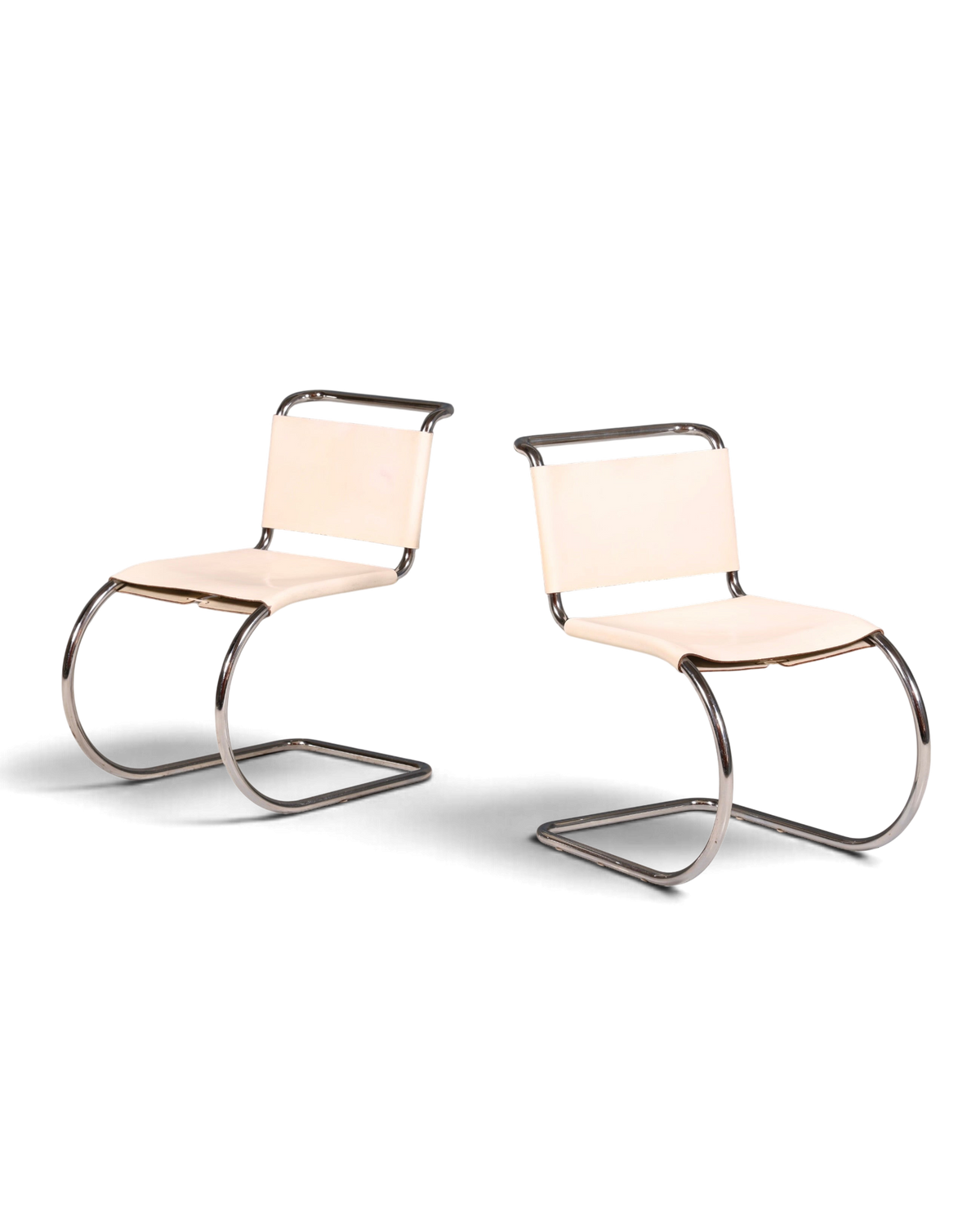 Zwei weiße Knoll International MR Chair Freischwinger von Hauptstadt Möblerei mit verchromtem Stahlrohrgestell