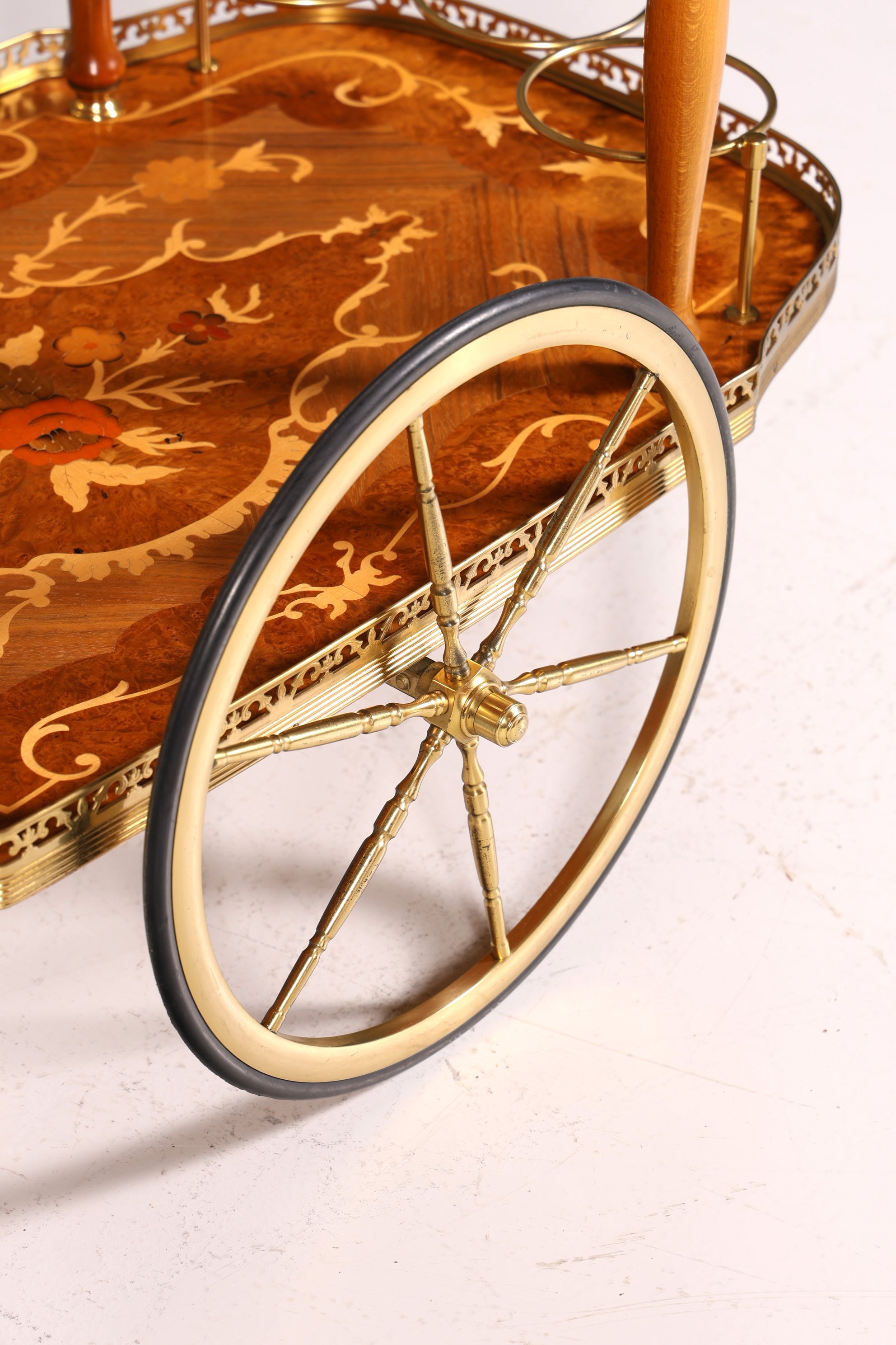 Traumhafter Servierwagen im Barock Stil Bar Wagen mit Intarsien Klapp Teewagen