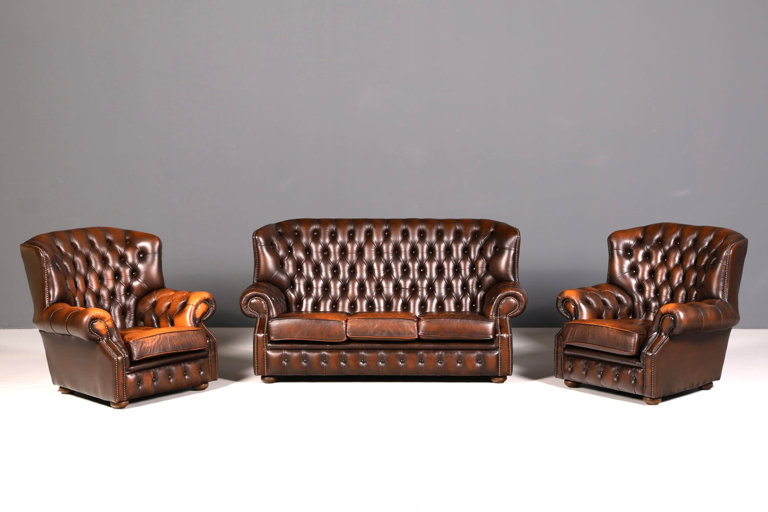 G103 Finish Wunderschönes Original Chesterfield Sofa 3- Sitzer echt Leder Oxblood Couch Englisch