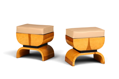 Zwei handgefertigte Hauptstadt Möblerei Art Deco Hocker aus massivem Birkenholz mit beigem Polstersitz