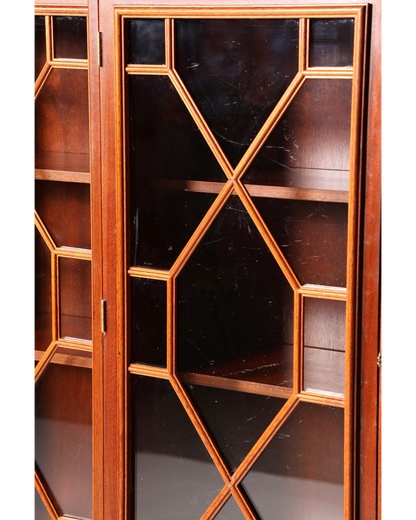Hauptstadt Möblerei englische Vitrine aus Holz mit filigranen Sprossentüren und verglastem Bücherschrank-Aufsatz