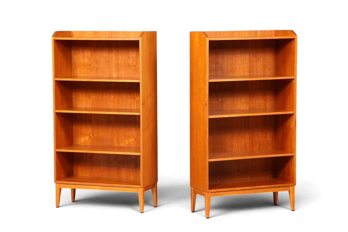 Hauptstadt Möblerei Mid Century Bücherregal aus massivem Holz mit höhenverstellbaren Böden im 60er Jahre Design