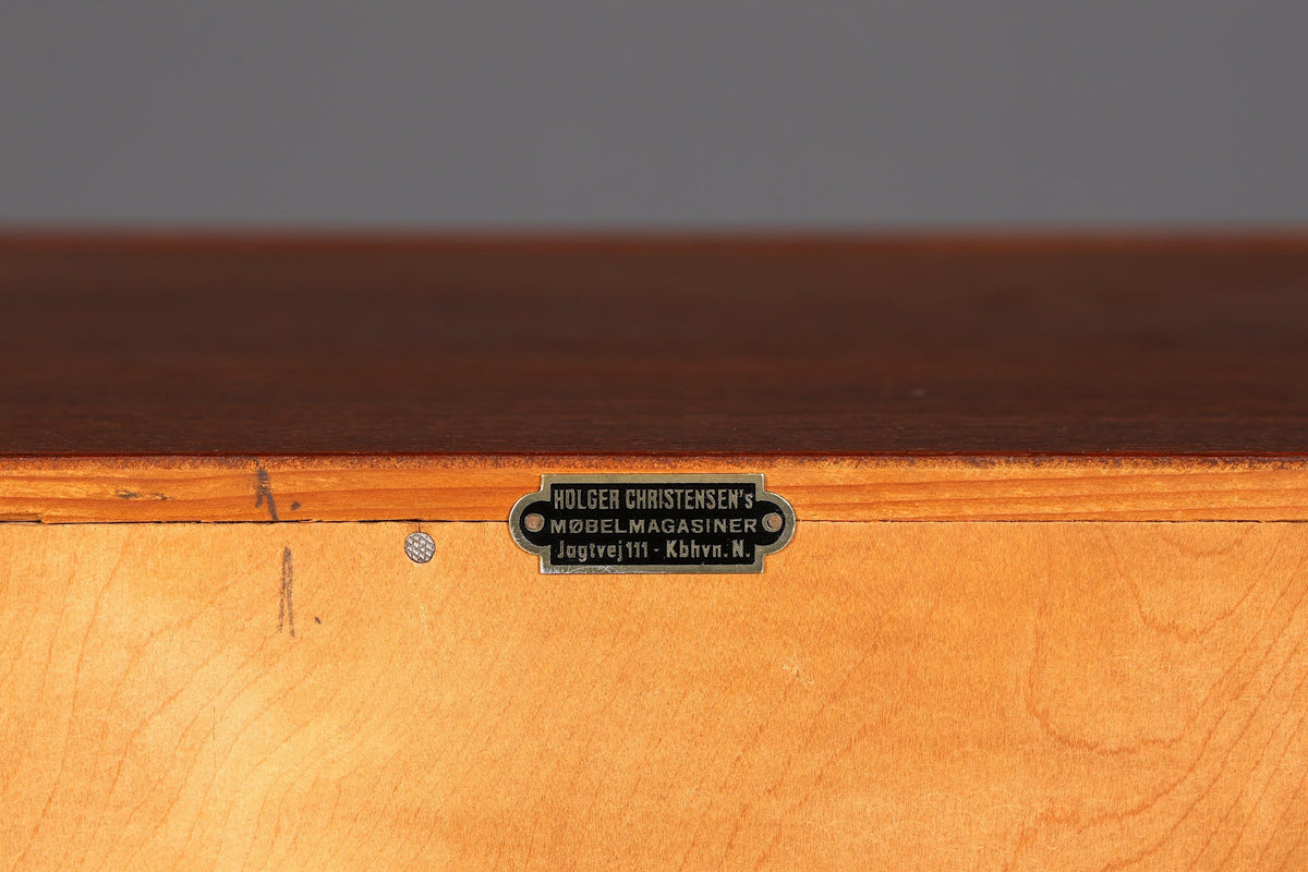 Hauptstadt Möblerei Mid Century Teak Highboard mit originalem Holger Christensens Möbelmagasiner Metall-Herstellerschild