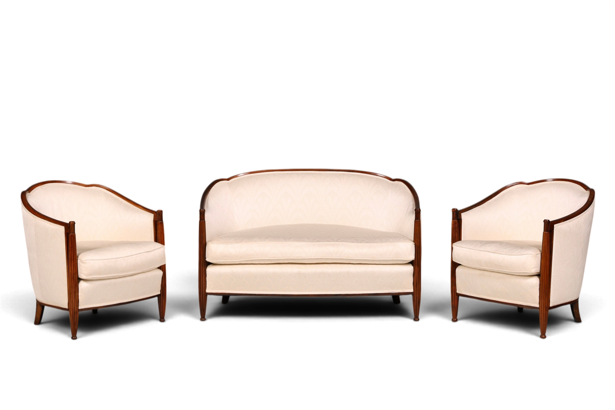 Hauptstadt Möblerei Art Deco Sitzgruppe mit hellem 2-Sitzer Sofa und zwei Sesseln, geschnitzter Holzrahmen
