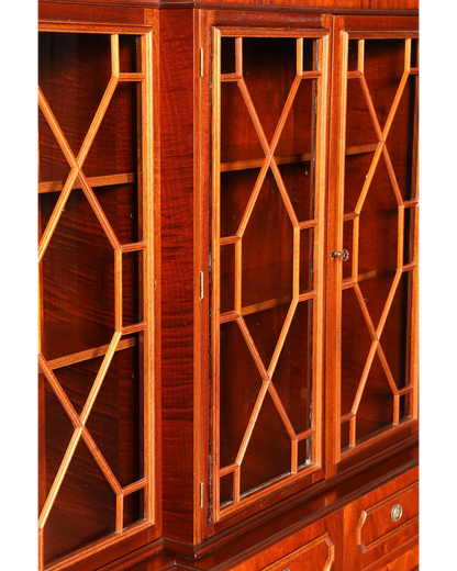 Hauptstadt Möblerei englische Vitrine aus dunklem Holz mit filigranen Sprossentüren und Glaseinsätzen
